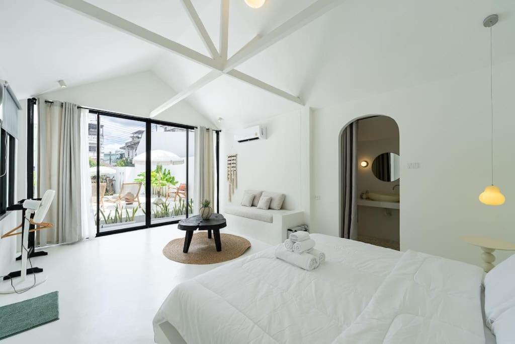 Stunning Pool - In Old Town וילה